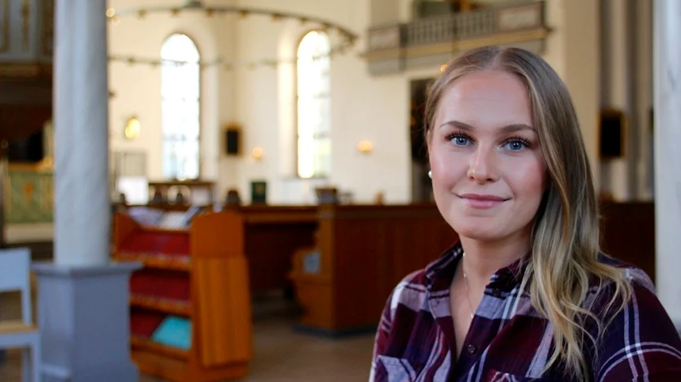 Emma Isacsson är församlingsassistent med inriktning på barn och ungdomar. Hon berättar att de ungdomar som fyller 15 år detta år som har fått en inbjudan att konfirmera sig. Att konfirmera sig innebär att man bekräftar sitt dop.