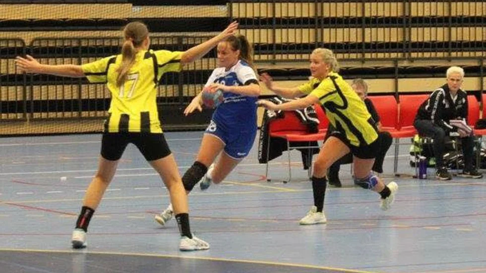 Elitsatsningen är nerlagd men handboll spelar Hanna fortfarande. Numera i division 2 med blåvitklädda Örebro. Foto: Privat