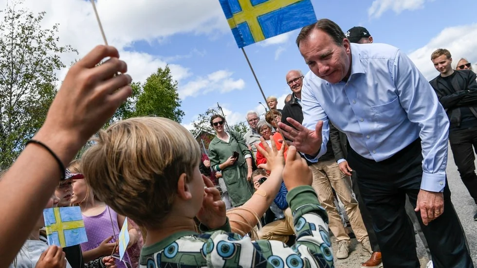 Statsminister Stefan Löfven tas emot av fritidsbarnen på Hasslö i Blekinge skärgård på måndagen under sin Sverigeresa.