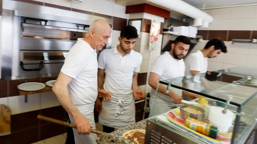 Full fart. Pizzabagaren Osman Bostanci och medarbetarna Omar Al Hasan, Ali Ezzedine och Amin Hussam fick göra åtskilliga pizzor under söndagen.
