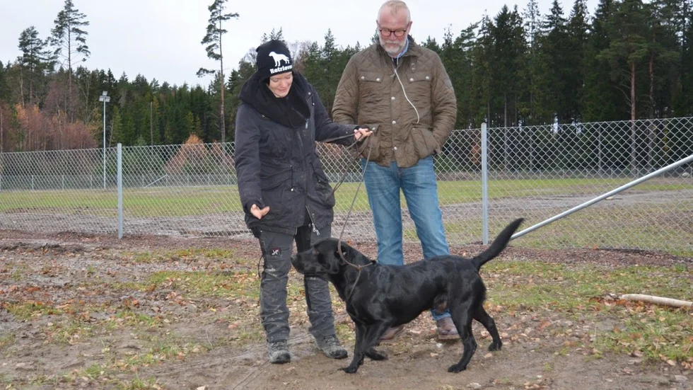 Hundinstruktören Ida Andersson och Västerljung IF:s vice ordförande, Anders Häggman.