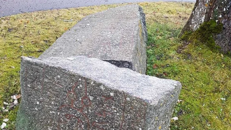 Den trasiga runstenen vid Lunda kyrka har varit lagad tidigare, nu ska den lagas igen.