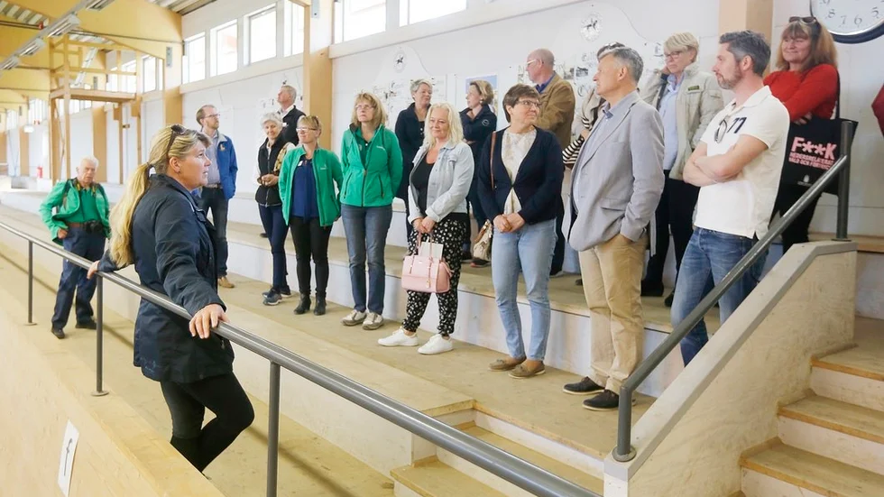 Sedan Ekeby ridskola byggdes under 70-talet har inte mycket gjorts. Avlopp har dragits in och toaletter har byggts, men nu behövs ytterligare åtgärder. Pia Lusth berättar att kostnaden kommer ligga på ungefär fyra och en halv miljon kronor.