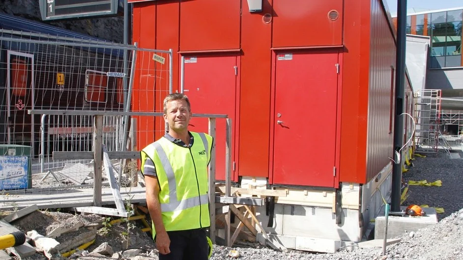 Byggnaden vilken tjänstgjort som stationshus sedan november 2015 hamnar i början av nästa vecka på Larslunda IP. Inblandad i flytten är i högsta grad Peter Fredriksson, platschef på entreprenören NCC.