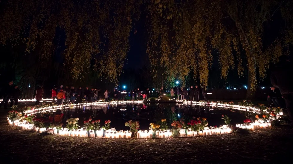 Under lördagskvällen var det många som ville tända ett ljus i minneslunden på Nya kyrkogården i Nyköping.