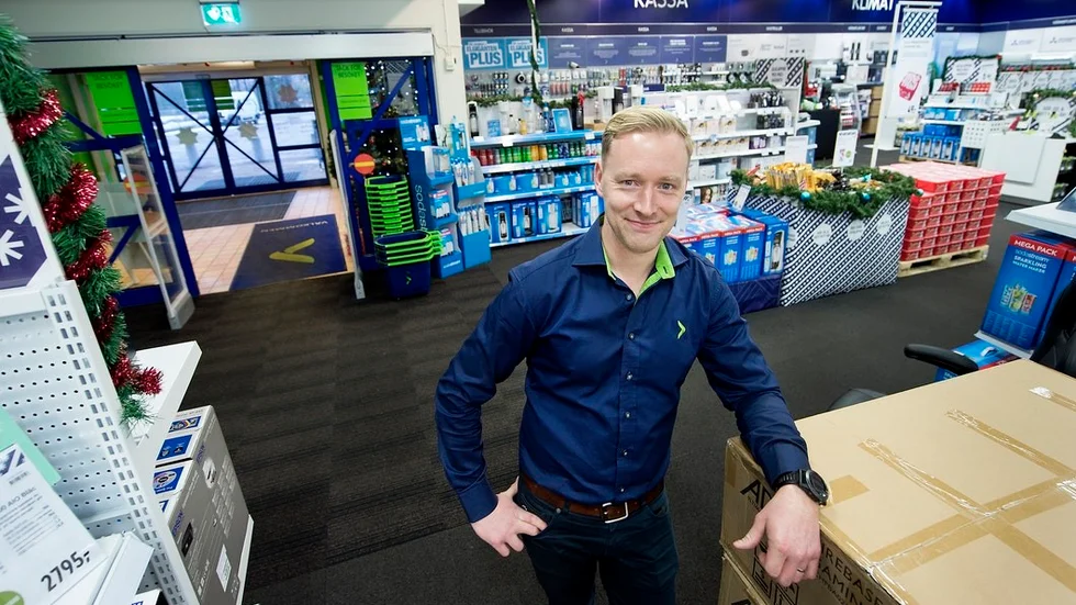 Varuhuschefen David Golander tillsammans med några anställda lyckades stoppa männen som försökte stjäla kameror för flera tusen kronor på Elgiganten i Nyköping.
