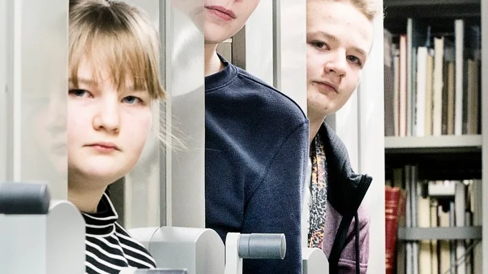 Nova Bertling, Alvin Wedstedt och Morris Bertling i bibliotekets källare där delar av filmen utspelas.