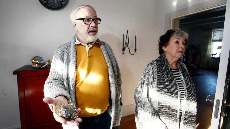 Tommy och Ulla-Britt Sjögren hemma i lägenheten.