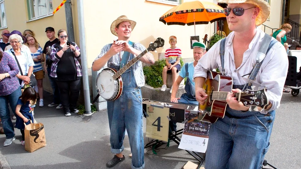 Dra en banjo vann SM i gatumusik 2012. I dag består bandet av Joakim Engberg, Pelle Tillberg, Robin Eriksson och Pontus Larsson.