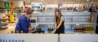 Inför midsommarhelgen – tomt på Systembolagets hyllor: "Vi märker absolut brist på vissa varor"