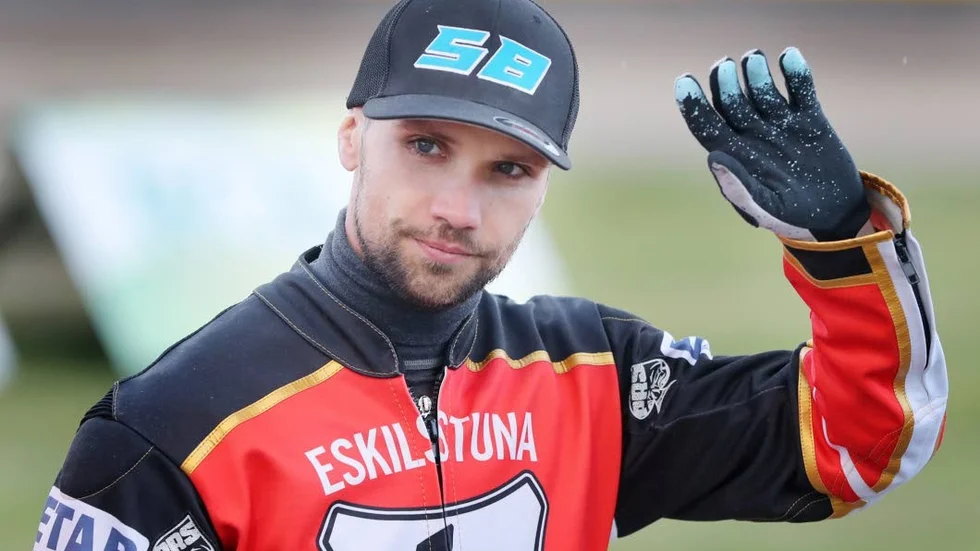 Mateusz Szczepaniak får lämna Smederna och ersätts i stället av Gleb Chugunov.