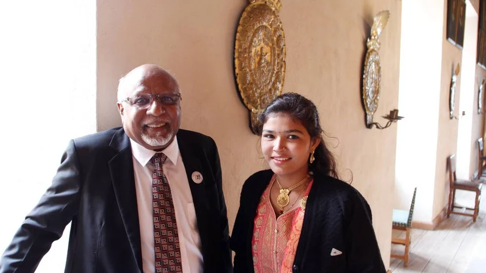 Doktor Ashok Dyalchand från Indien, är årets barnrättshjälte nummer ett. Här syns han tillsammans med 16-åriga Divya som genomgått Ashok Dyalchands program.