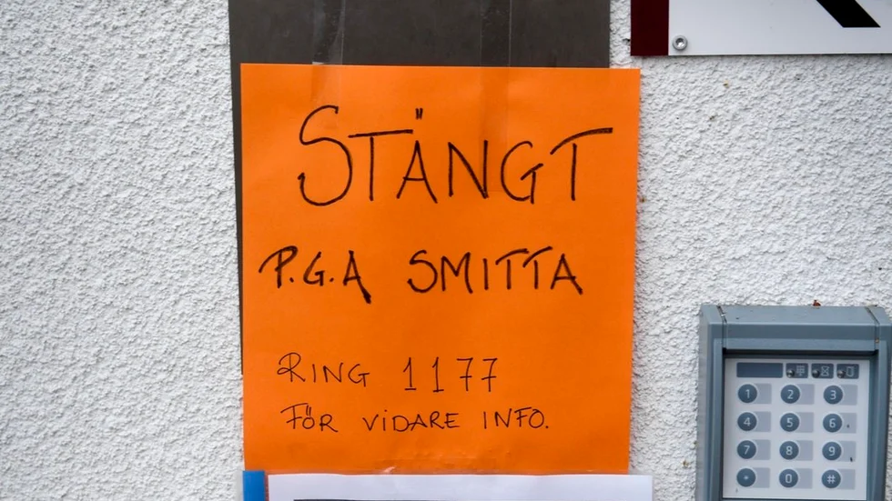 Ett misstänkt ebolafall hittades på Enköpings lasarett, vars akutavdelning stängde ett antal timmar. Provsvaren som kom senare på fredagen gav beskedet att det inte handlade om Ebola.