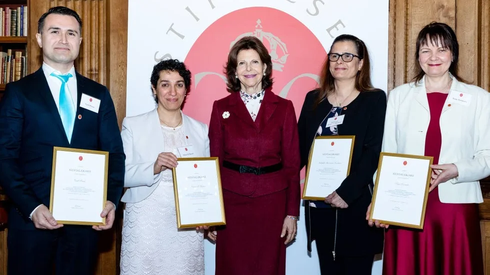 Sedigheh Mazloumi Kavkani, till höger om drottning Silvia, är nybliven diplomerad Silvialäkare. Hon är fortfarande tagen och omtumlad efter mötet. "Drottningen var så ödmjuk och fin".