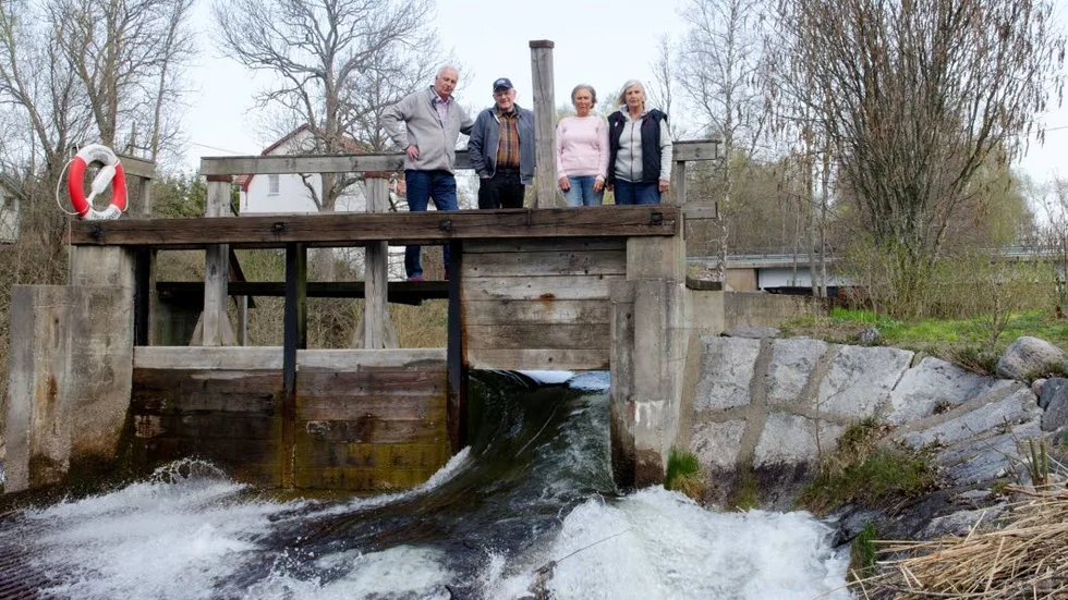 Lennart Sundqvist, Torsten Andersson, Christina Sundqvist och Inga-Britt Andersson bor nära dammen i Sibro och de vill inte att den ska rivas bort som kommunen föreslog.