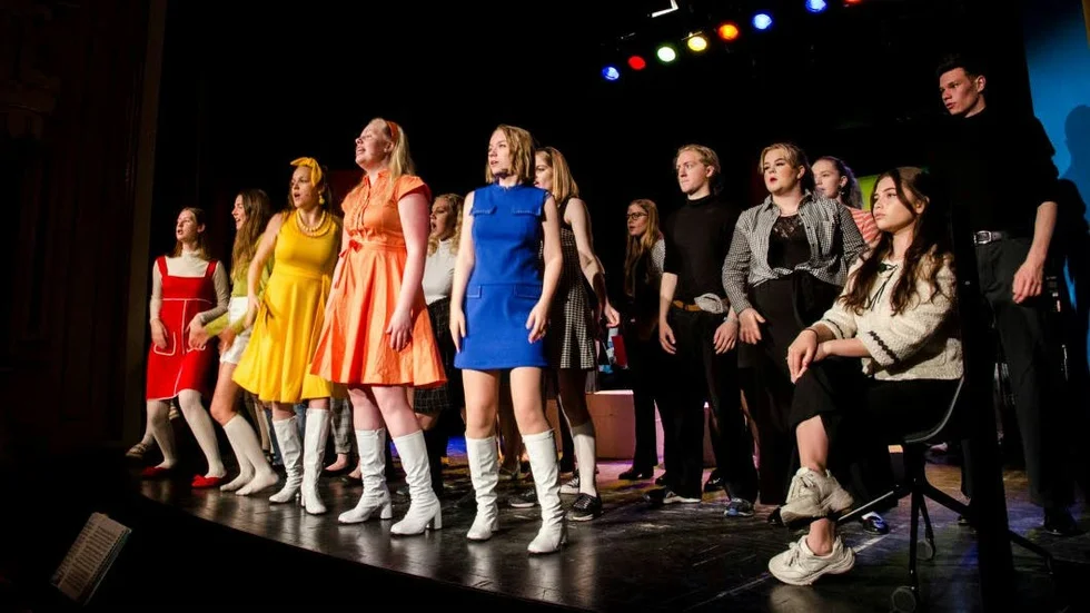 På söndag är det premiär för musikesteternas årliga musikal. I år sätter man upp Shout! The Mod Musical. Under veckan pågår repetitioner på Nyköpings Teater.