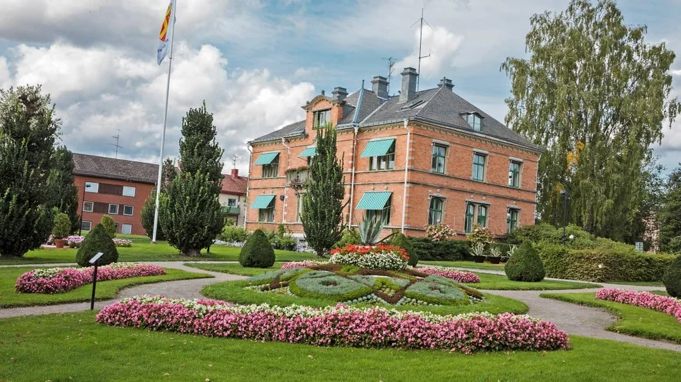 De styrande i Katrineholms kommunhus tar till osthyveln.
