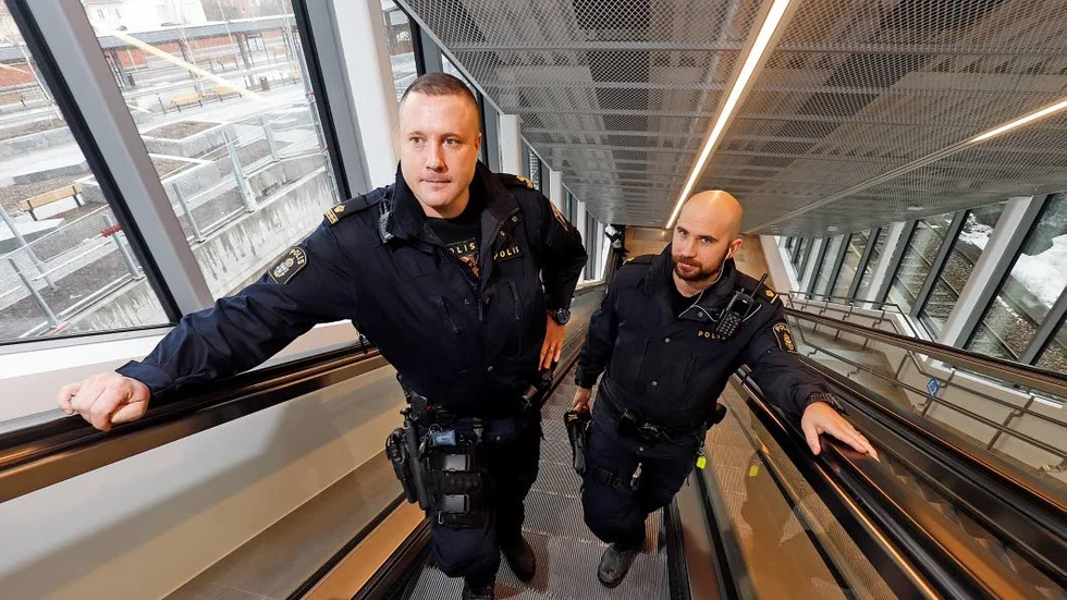 Kommunpolis Peter Sigurd, till vänster i bild, berättar att polisen tagit initiativ till en bjålusdag i Strängnäs.
