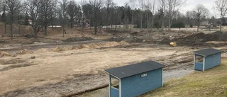 Arbetet med nya konstgräsplanen inlett