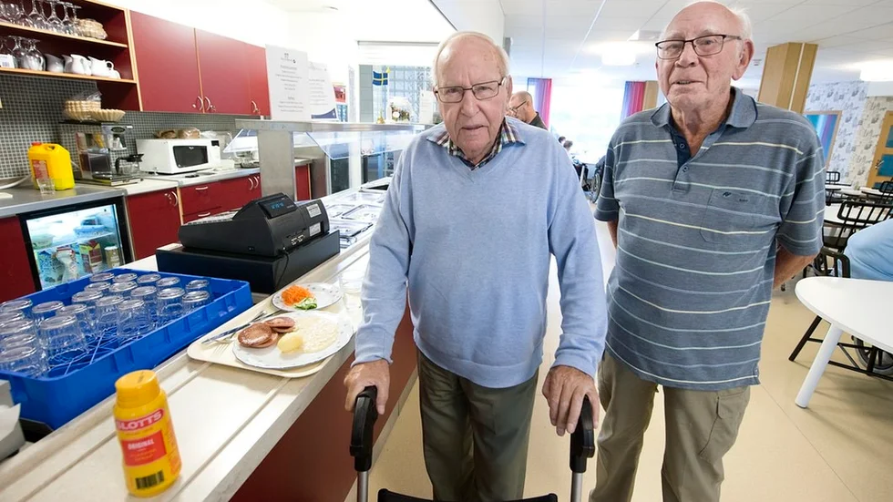 Eje Jonsson och Arne Henriksson, som ofta äter på Myntans restaurang, är kritiska till att restaurangen helgstänger.