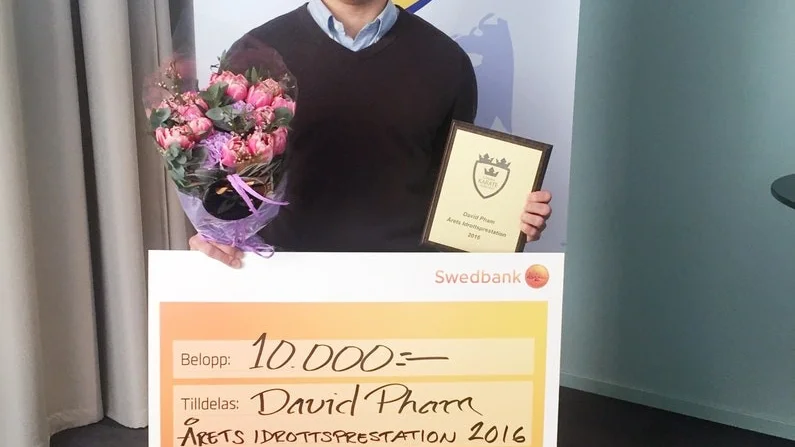 En stolt David Pham efter att han hade fått utmärkelsen Året idrottsprestation av Svenska karateförbundet.