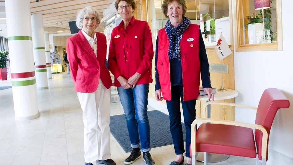 IngBritt Dittmer, Ingrid Arvidsson (i mitten) och Margareta Ringmar berättar om uppgiften som Röda kors-värd som innebär att vara medmänniska och ge en hjälpande hand till dem som besöker sjukhuset.