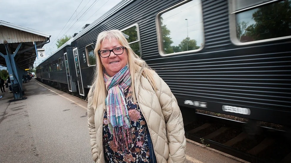 Britt-Inger Karlsson köper 10-klippkort så hon får ingen billigare biljett. Allt blir bara krångligare nu när man ska ha all på telefonen i stället för ett kort, tycker hon. – Men jag är lite gammeldags, säger hon.
