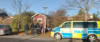 Beväpnad rånare hotade butikspersonal