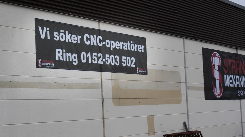 Företaget har satt upp en banderoll med texten "Vi söker CNC-operatörer" på ytterväggen som vetter mot Kilenvägen.