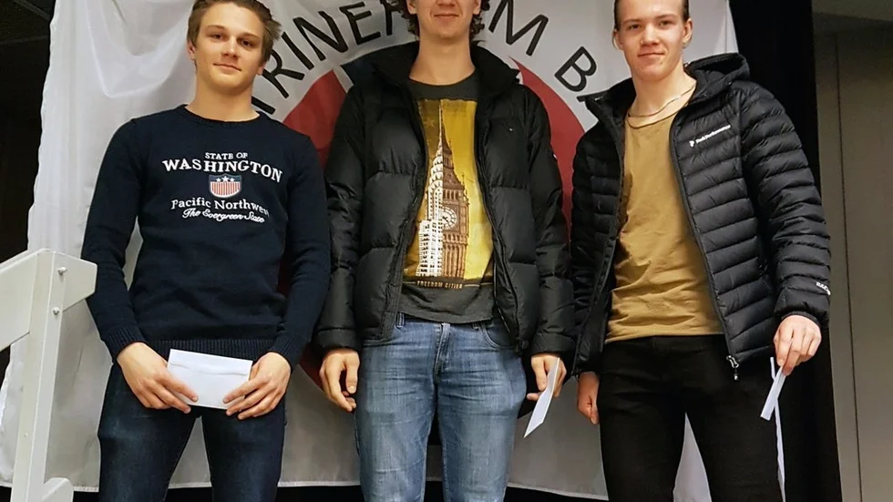 Lukas Palm, Hugo Klarén och Emil Andersson fick supporterklubbens ungdomsstipendier. FOTO: LENA JEPSEN