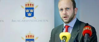 Tredje man jagas för dubbelvåldtäkten