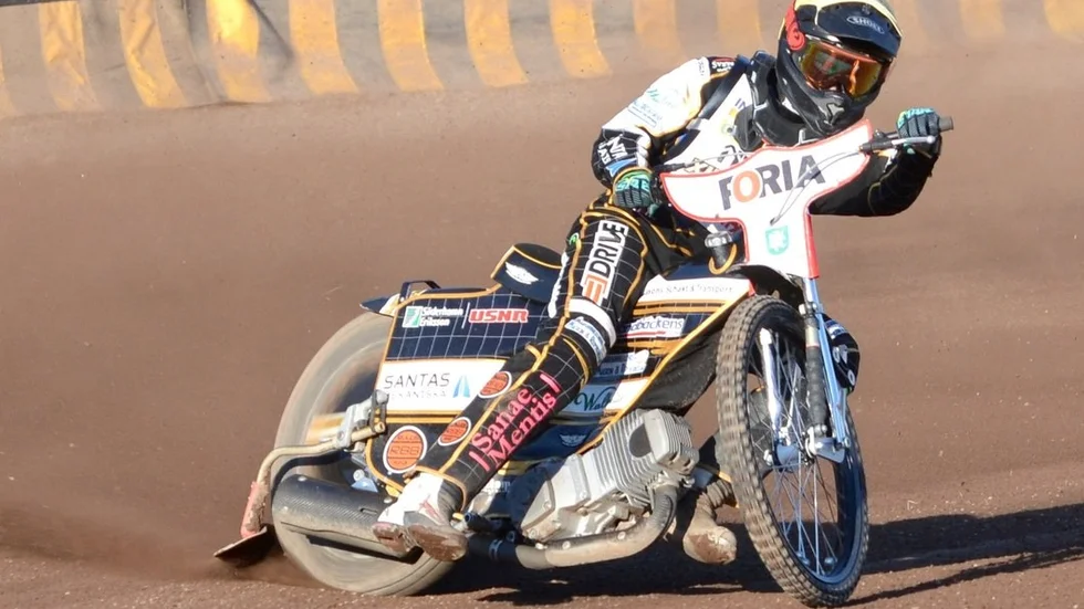Filip Hjelmland körde fullt på sina fyra ordinarie heat i den senaste Gripmatchen, den i Mariestad – tio poäng plus två bonus där. Då fick han chansen i elitserien och det blev nio plus en bonus i Vetlandavästen.