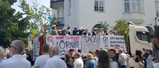 Se studenterna åka kortege genom Västervik
