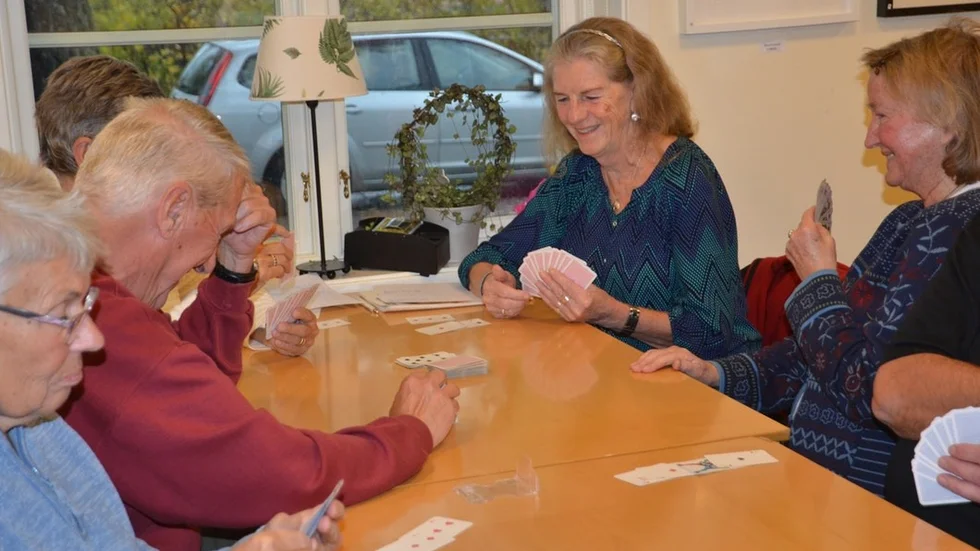 Flera pensionärer från såväl SPF som PRO träffas varje onsdag för några rundor Bridge, Canasta och andra kortspel på Pensionärernas hus.
