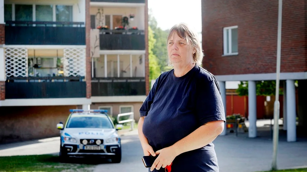 Carin Åström tycker att det kändes olustigt att passera platsen där hennes granne mördats.