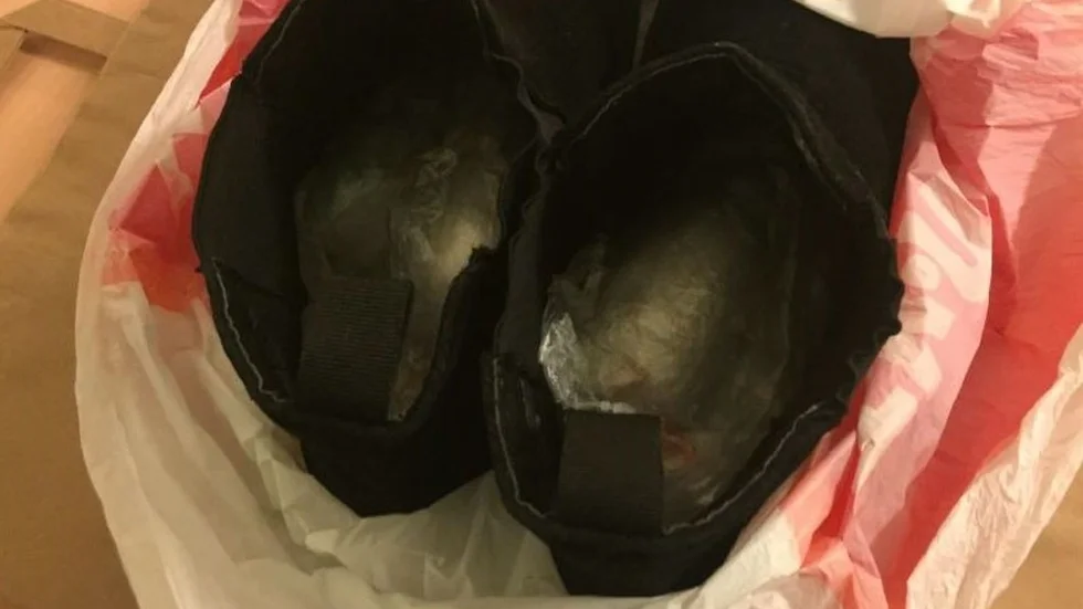 Narkotikan låg gömd i ett par skor i mannens bagage.
