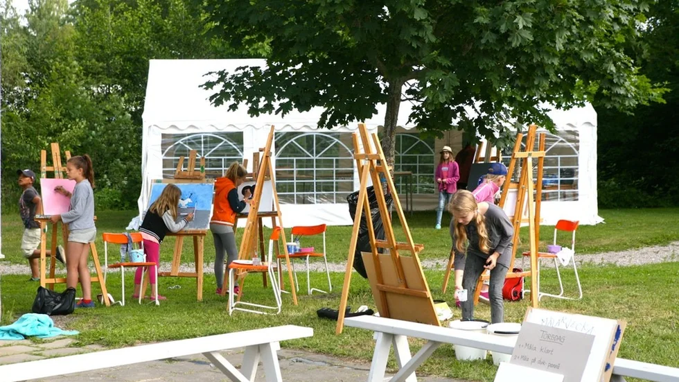 Sommarskoj i Slottsparken bjuder på en del nyheter. En sådan är inte att det hålls konstskola i parken, för det är en tradition. Det nya är at man håller den inte en utan två veckor. Och det är gratis. Men det gäller att anmäla sig i tid, eftersom antalet platser är begränsat.