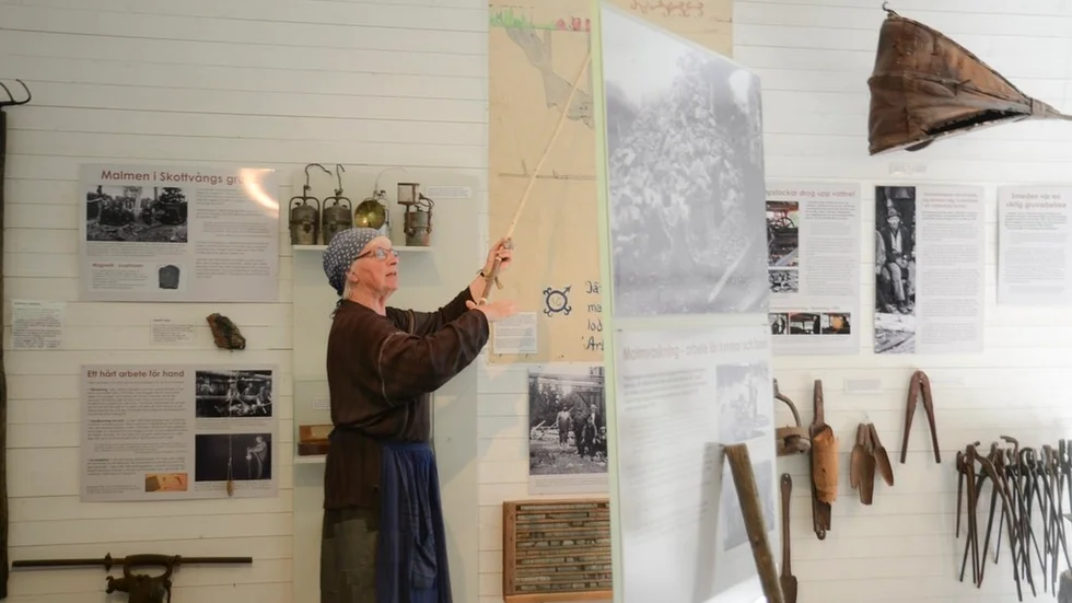 Kerstin Landin berättar för besökarna om gruvans historia på Skottvångs gruvas museum.