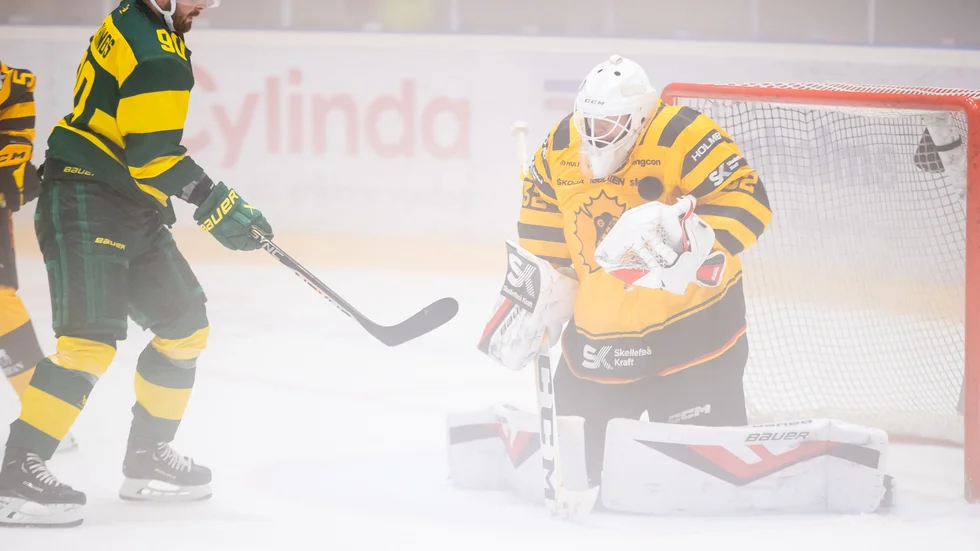 Söderström och dimma. Trots dålig sikt lyckades Skellefteås nyförvärv hålla nollan mot Björklöven. 