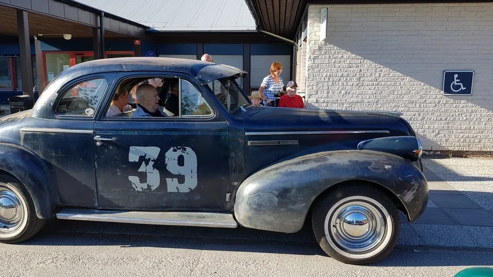 Sillen cruisers svängde upp till äldreboendet Ängsgården med gäng bilar och gav Albert, 84, och andra gamlingar en fin åktur genom Trosa. "Det här var årets ride!" menade Albert.
