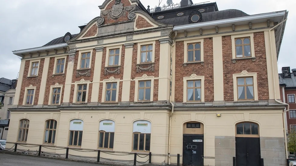 Gamla posthuset i Katrineholm uppfördes år 1906. Riddarhuset i Stockholm har inspirerat arkitekten.