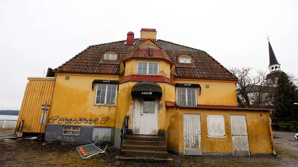 Strandrestaurangen kan få Gripsholms värdshus som syskon – Fredrik Åström och sambon Johanna Battaroff är nämligen intresserade att köpa huset och marken genom bolaget Smock förvaltning AB.