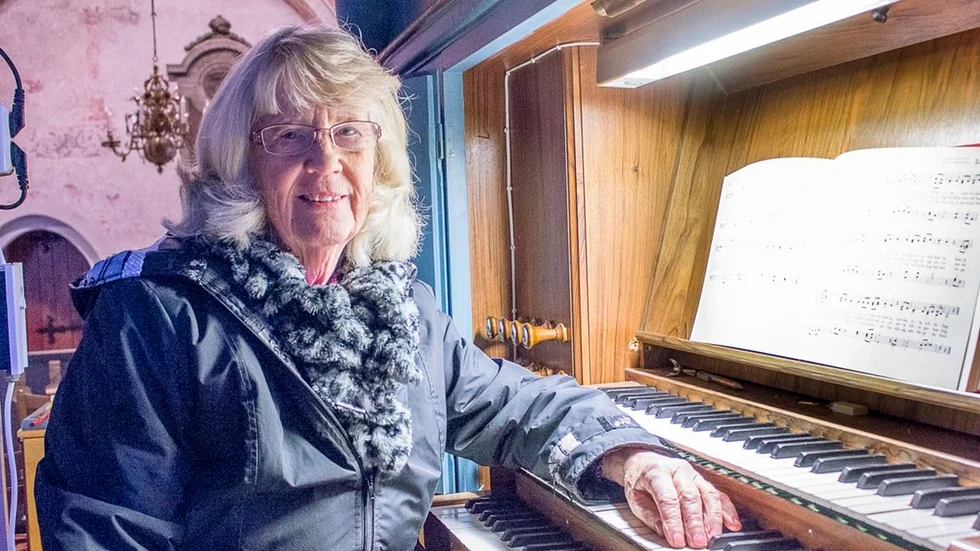 Sigrid Larsson vid orgeln i Julita kyrka.