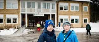 Två Isak som är glada över skolbytet