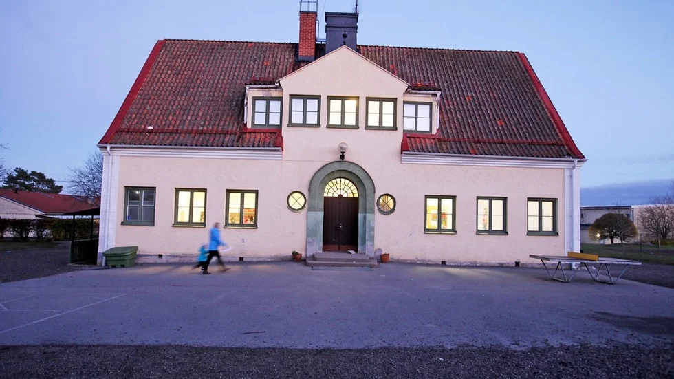 Landsbygdsskolorna i Strängnäs ska inte läggas ned. De ska i stället bevaras och utvecklas, skriver SD. På bilden Härads skola.