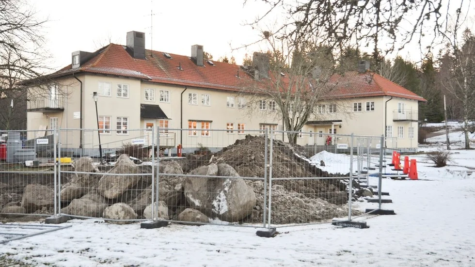 En av de intagna ungdomarna på Lövsta ungdomshem har nyligen riktat slag mot huvudet med ett tillhygge på en i personalen.