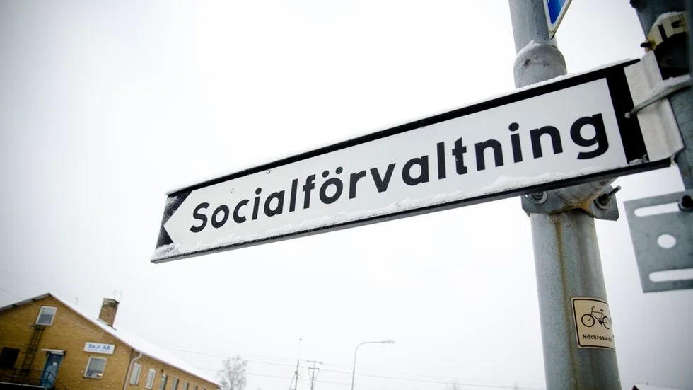 Timvikarie som arbetat på ett äldreboende i Flens kommun har blivit Lex Sara anmäld.