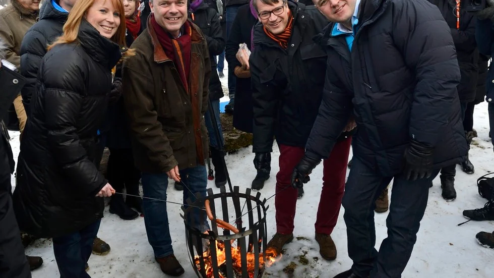 Dåvarande Alliansens korvgrillning i Maramö 2013 fick stor medial uppmärksamhet. Från vänster, Annie Lööf (C) Jan Björklund (L), Göran Hägglund (dåvarande partiledare KD) och Fredrik Reinfeldt (dåvarande moderat partiledare).