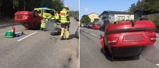 Bil voltade i centrala Strängnäs – kvinna till sjukhus