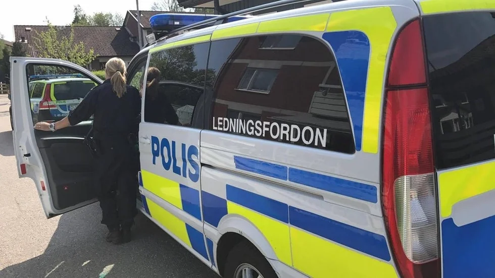 Polisens ledningsfordon på plats i Stenby i samband med händelserna den 21 maj 2017.